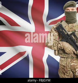 Soldat mit Maschinengewehr und Nationalflagge auf Hintergrund-Serie - United Kingdom of Great Britain Stockfoto