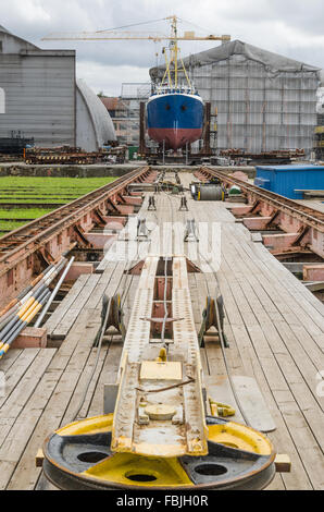 Das Schiff auf die Bestände in der Werft Stockfoto