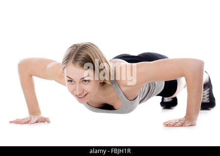 Portrait von junge schlanke schöne Frau Fitness-Übungen auf Matte, Aufwärmen, Push-ups, in voller Länge isoliert Studio Bild Stockfoto