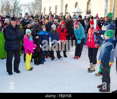 Oslo, 17.01.2016 König Harald und Königin Sonja, Crownn Prinz Haakon, Kronprinzessin Mette-Marit, Prinzessin Ingrid Alexandra, Prinz Sverre Magnus, Marius Borg Høiby, Prinzessin Märtha Louise, Ari Mikael Behn, Maud Angelica, Leah Isadora und Emma Tallulah Behn 25. Jahrestag des Aufstiegs auf den norwegischen Thron ihre Majestäten König Harald und Königin Sonja der königlichen Familie besucht die Ereignisse im The Palace Square (Slottsplassen) RPE/Albert Nieboer/Niederlande OUT - NO-Draht-Dienst- Stockfoto