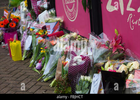 David Bowie, Gedenkfeiern außerhalb der ehemaligen drei Tuns Public House, Beckenham, London, UK, nach seinem Tod im Januar 2016. Stockfoto