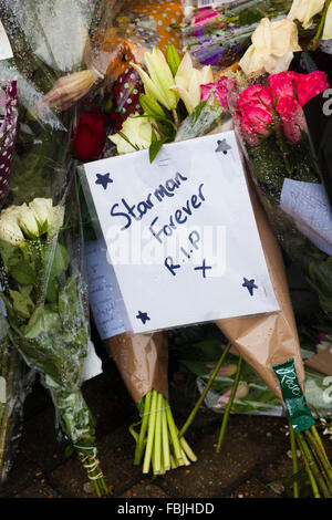 David Bowie, Gedenkfeiern außerhalb der ehemaligen drei Tuns Public House, Beckenham, London, UK, nach seinem Tod im Januar 2016. Stockfoto