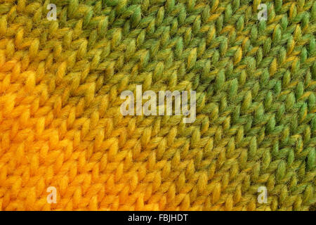 Gelb und Grün gemischt Wolle in Diagonale gestrickten Masche als eine abstrakte Hintergrundtextur Stockfoto