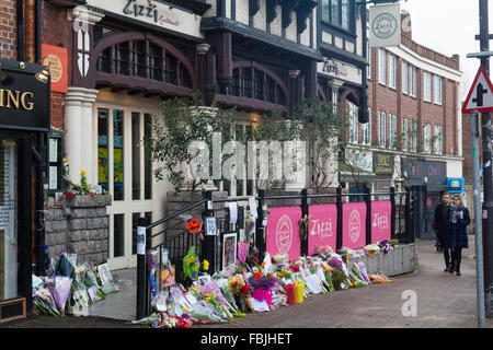 David Bowie, Gedenkfeiern außerhalb der ehemaligen drei Tuns Public House, Beckenham, London, UK, nach seinem Tod im Januar 2016. Stockfoto