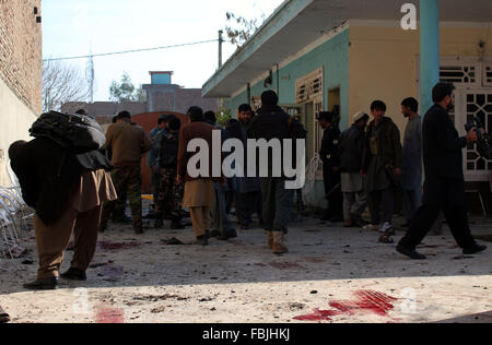 Jalalabad, Afghanistan. 17. Januar 2016. Afghanistan Jalalabad afghanischen Kräfte Patrouille auf der Website von einem Selbstmordattentat in der Wohnung eines prominenten Politikers in Jalalabad am 17. Januar 2016. Mindestens 13 Menschen wurden getötet, als ein Selbstmordattentäter Beamte sagten, das Haus eines prominenten Politikers in Jalalabad am 17. Januar in den zweiten tödlichen Angriff in der östlichen afghanischen Stadt in weniger als einer Woche getroffen. Foto von Omid Khanzada. Bildnachweis: Imagespic/Alamy Live-Nachrichten Stockfoto