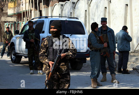 Jalalabad, Afghanistan. 17. Januar 2016. Afghanistan Jalalabad afghanischen Kräfte Patrouille auf der Website von einem Selbstmordattentat in der Wohnung eines prominenten Politikers in Jalalabad am 17. Januar 2016. Mindestens 13 Menschen wurden getötet, als ein Selbstmordattentäter Beamte sagten, das Haus eines prominenten Politikers in Jalalabad am 17. Januar in den zweiten tödlichen Angriff in der östlichen afghanischen Stadt in weniger als einer Woche getroffen. Foto von Omid Khanzada. Bildnachweis: Imagespic/Alamy Live-Nachrichten Stockfoto