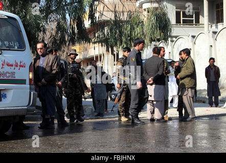 Jalalabad, Afghanistan. 17. Januar 2016. Afghanistan Jalalabad afghanischen Kräfte Patrouille auf der Website von einem Selbstmordattentat in der Wohnung eines prominenten Politikers in Jalalabad am 17. Januar 2016. Mindestens 13 Menschen wurden getötet, als ein Selbstmordattentäter Beamte sagten, das Haus eines prominenten Politikers in Jalalabad am 17. Januar in den zweiten tödlichen Angriff in der östlichen afghanischen Stadt in weniger als einer Woche getroffen. Foto von Omid Khanzada. Bildnachweis: Imagespic/Alamy Live-Nachrichten Stockfoto