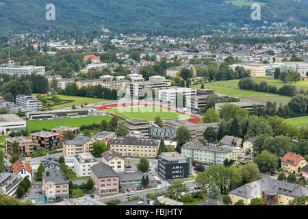 Vororte von Salzburg Österreich mit Sport-Komplex Stockfoto