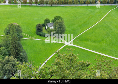 Haus steht an der Kreuzung im Feld. Vorort von Salzburg, Österreich. Stockfoto