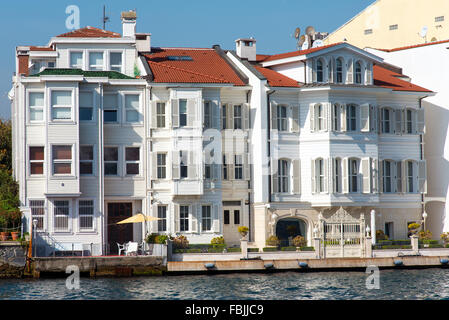 Apartment-Haus am Ufer des Bosporus in der Nähe von Istanbul, Türkei Stockfoto