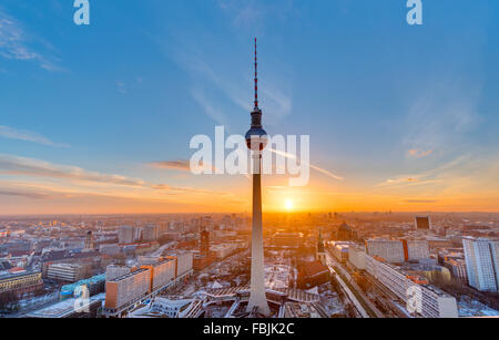 Sonnenuntergang mit dem Fernsehturm am Alexanderplatz in Berlin Stockfoto
