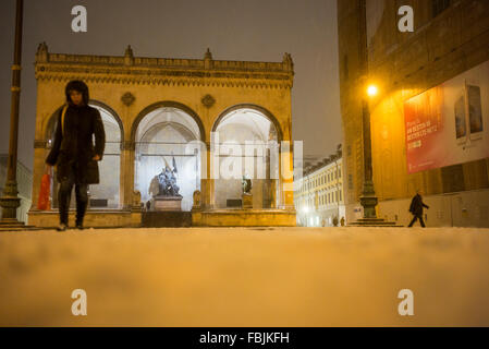 München, Deutschland. 16. Januar 2016. Fußgänger gehen durch dicke Schichten von Schnee den Odeonsplatz Platz überqueren, vorbei an der Feldherrnhalle in München, Deutschland, 16. Januar 2016. Foto Peter Kneffel/Dpa/Alamy Live News Stockfoto