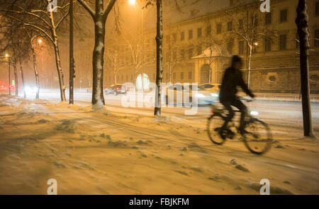 München, Deutschland. 16. Januar 2016. Ein Radfahrer Zyklen nach unten tief verschneiten Prinzregentenstraße in München, Deutschland, 16. Januar 2016. Foto Peter Kneffel/Dpa/Alamy Live News Stockfoto