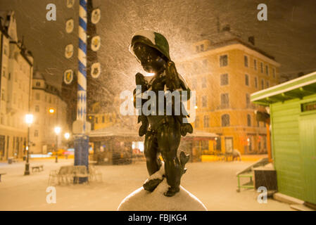 München, Deutschland. 16. Januar 2016. Schnee fällt auf eine Statue auf dem Wiener Platz-Platz in München, Deutschland, 16. Januar 2016. Foto Peter Kneffel/Dpa/Alamy Live News Stockfoto