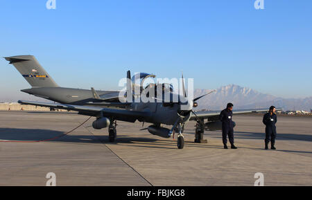 KABUL AFGFHANISTAN, JAN 15,2016 afghanischen nationalen Armeebeamten stehen in der Nähe von A-29 Super Tucano Flugzeuge im Rahmen einer Feierstunde in Kabul, Afghanistan auf Freitag, 15. Januar 2016. US Beamte aufs offiziell vier Brasilien gemacht Super Tucano Kampfflugzeuge der afghanischen Verteidigungsministerium am Freitag in einer Bemühung, kampfbereiten afghanischen Sicherheit Kräfte ihrer Aufstandsbekämpfung Missionen in den flüchtigen Land in Durchführung den kommenden Tagen zu helfen. Stockfoto