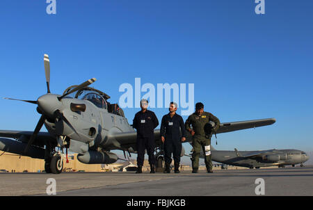 KABUL AFGFHANISTAN, JAN 15,2016 afghanischen nationalen Armeebeamten stehen in der Nähe von A-29 Super Tucano Flugzeuge im Rahmen einer Feierstunde in Kabul, Afghanistan auf Freitag, 15. Januar 2016. US Beamte aufs offiziell vier Brasilien gemacht Super Tucano Kampfflugzeuge der afghanischen Verteidigungsministerium am Freitag in einer Bemühung, kampfbereiten afghanischen Sicherheit Kräfte ihrer Aufstandsbekämpfung Missionen in den flüchtigen Land in Durchführung den kommenden Tagen zu helfen. Stockfoto