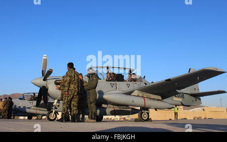 KABUL AFGFHANISTAN, JAN 15,2016 afghanischen nationalen Armeebeamten stehen in der Nähe von A-29 Super Tucano Flugzeuge im Rahmen einer Feierstunde in Kabul, Afghanistan auf Freitag, 15. Januar 2016. US Beamte aufs offiziell vier Brasilien gemacht Super Tucano Kampfflugzeuge der afghanischen Verteidigungsministerium am Freitag in einer Bemühung, kampfbereiten afghanischen Sicherheit Kräfte ihrer Aufstandsbekämpfung Missionen in den flüchtigen Land in Durchführung den kommenden Tagen zu helfen. Stockfoto