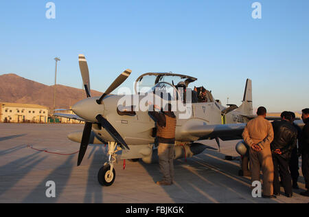 KABUL AFGFHANISTAN, JAN 15,2016 afghanischen nationalen Armeebeamten stehen in der Nähe von A-29 Super Tucano Flugzeuge im Rahmen einer Feierstunde in Kabul, Afghanistan auf Freitag, 15. Januar 2016. US Beamte aufs offiziell vier Brasilien gemacht Super Tucano Kampfflugzeuge der afghanischen Verteidigungsministerium am Freitag in einer Bemühung, kampfbereiten afghanischen Sicherheit Kräfte ihrer Aufstandsbekämpfung Missionen in den flüchtigen Land in Durchführung den kommenden Tagen zu helfen. Stockfoto