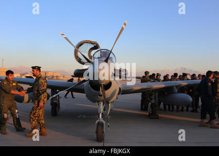 KABUL AFGFHANISTAN, JAN 15,2016 afghanischen nationalen Armeebeamten stehen in der Nähe von A-29 Super Tucano Flugzeuge im Rahmen einer Feierstunde in Kabul, Afghanistan auf Freitag, 15. Januar 2016. US Beamte aufs offiziell vier Brasilien gemacht Super Tucano Kampfflugzeuge der afghanischen Verteidigungsministerium am Freitag in einer Bemühung, kampfbereiten afghanischen Sicherheit Kräfte ihrer Aufstandsbekämpfung Missionen in den flüchtigen Land in Durchführung den kommenden Tagen zu helfen. Stockfoto