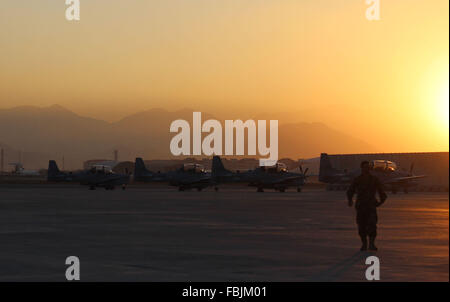 KABUL AFGFHANISTAN, JAN 15,2016 afghanischen nationalen Armeebeamten stehen in der Nähe von A-29 Super Tucano Flugzeuge im Rahmen einer Feierstunde in Kabul, Afghanistan auf Freitag, 15. Januar 2016. US Beamte aufs offiziell vier Brasilien gemacht Super Tucano Kampfflugzeuge der afghanischen Verteidigungsministerium am Freitag in einer Bemühung, kampfbereiten afghanischen Sicherheit Kräfte ihrer Aufstandsbekämpfung Missionen in den flüchtigen Land in Durchführung den kommenden Tagen zu helfen. Stockfoto