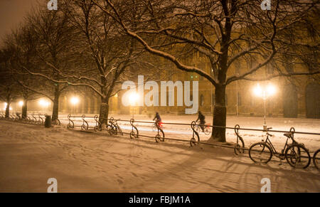 München, Deutschland. 16. Januar 2016. Ein Radfahrer Zyklen auf den Schnee bedeckten Hofgarten in München, Deutschland, 16. Januar 2016. Foto Peter Kneffel/Dpa/Alamy Live News Stockfoto