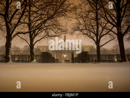 München, Deutschland. 16. Januar 2016. Eine Frau geht ihren Hund auf den Schnee bedeckten Hofgarten in München, Deutschland, 16. Januar 2016. Foto Peter Kneffel/Dpa/Alamy Live News Stockfoto