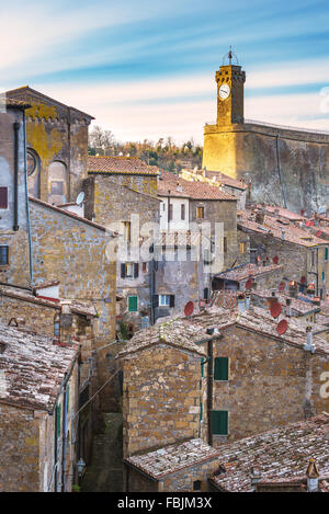 Mittelalterliche Gebäude der etruskischen Stadt Sorano. Stockfoto