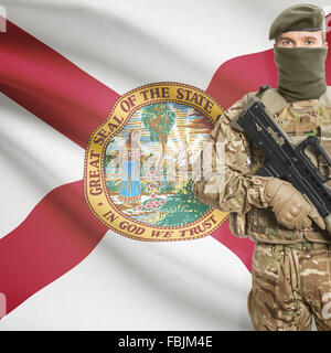 Soldat mit Maschinengewehr und USA Staatsflagge auf Hintergrund-Serie - Florida Stockfoto