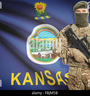 Soldat mit Maschinengewehr und USA Staatsflagge auf Hintergrund-Serie - Kansas Stockfoto