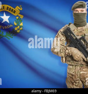 Soldat mit Maschinengewehr und USA Staatsflagge auf Hintergrund-Serie - Nevada Stockfoto