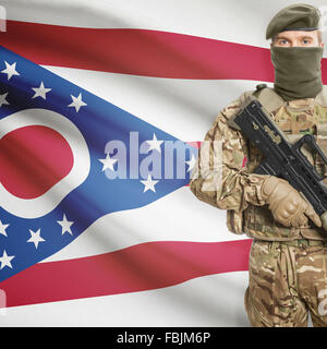 Soldat mit Maschinengewehr und USA Staatsflagge auf Hintergrund-Serie - Ohio Stockfoto