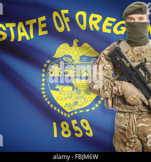 Soldat mit Maschinengewehr und USA Staatsflagge auf Hintergrund-Serie - Oregon Stockfoto