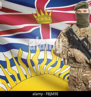 Soldat mit Maschinengewehr in Händen und kanadischen Provinz Flagge auf Hintergrund-Serie - Britisch-Kolumbien Stockfoto