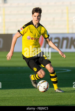 Dubai, Vereinigte Arabische Emirate. 15. Januar 2016. Dortmunder Julian Weigl in Aktion während des Test-Matches zwischen Jeonbuk Hyundai Motors FC vs. Borussia Dortmund im Zabeel Stadion in Dubai, Vereinigte Arabische Emirate, 15. Januar 2016. Foto: Guido Kirchner/Dpa/Alamy Live News Stockfoto