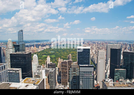 New York, USA: Blick auf die Skyline von Manhattan mit Central Park von der Spitze des Felsens, der Aussichtsplattform des Rockefeller Center gesehen Stockfoto