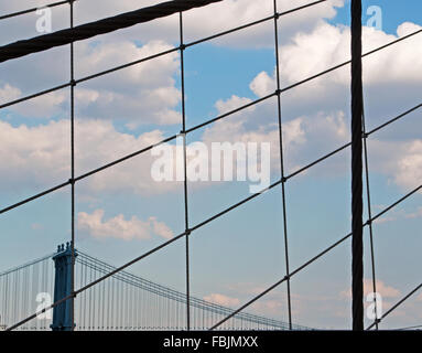 New York, Vereinigte Staaten von Amerika: Manhattan Bridge durch das Spannen der Brooklyn Bridge gesehen Stockfoto