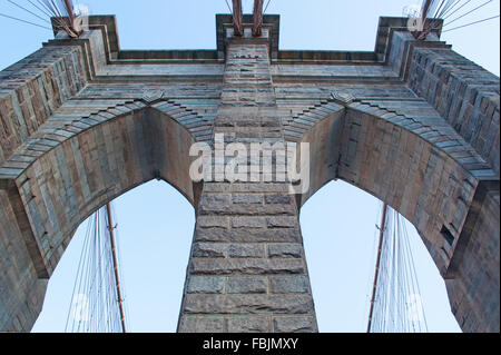 New York, USA: Details der Brooklyn Bridge, ein Symbol der Stadt New York verbindet die Stadtteile Manhattan und Brooklyn, über den East River. Stockfoto