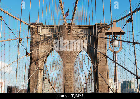 New York, USA: Details der Brooklyn Bridge, ein Symbol der Stadt New York verbindet die Stadtteile Manhattan und Brooklyn, über den East River. Stockfoto