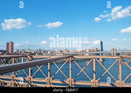 New York, Vereinigte Staaten von Amerika: Skyline, Wolkenkratzer und Manhattan Bridge aus Brooklyn Brücke aus gesehen Stockfoto