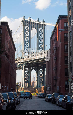 New York, Vereinigte Staaten von Amerika: eine kultige Aussicht auf Manhattan Bridge aus Dumbo Nachbarschaft Stockfoto