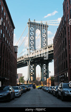 New York, Vereinigte Staaten von Amerika: eine kultige Aussicht auf Manhattan Bridge aus Dumbo Nachbarschaft Stockfoto