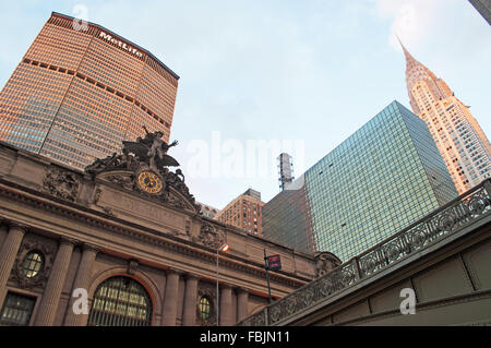 New York, Vereinigte Staaten von Amerika: MetLife Building, New York Hauptbahnhof und Chrysler Building, Abendlicht, Uhr Stockfoto