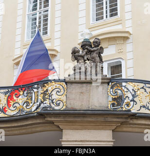 Prag, 5. AUGUST: Wache auf der Prager Burg. Bei 12:00 jeden Tag ist möglich, beobachten Sie die Wachen Zeremonie auf au Stockfoto