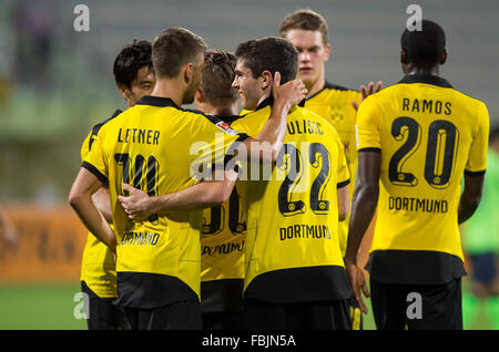 Dubai, Vereinigte Arabische Emirate. 15. Januar 2016. Dortmunder Christian Pulisic (m) feiert sein Tor 4:1 mit Dortmunds Moritz Leitner (l), Shinji Kagawa, Felix Passlack und Adrian Ramos (r) während des Test-Matches zwischen Jeonbuk Hyundai Motors FC vs. Borussia Dortmund im Zabeel Stadion in Dubai, Vereinigte Arabische Emirate, 15. Januar 2016. Foto: Guido Kirchner/Dpa/Alamy Live News Stockfoto