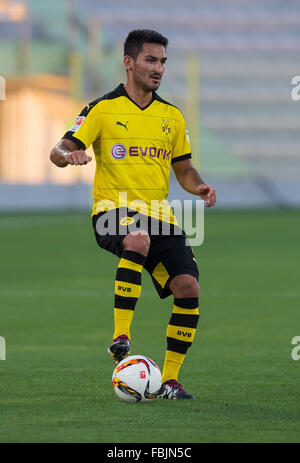 Dubai, Vereinigte Arabische Emirate. 15. Januar 2016. Der Dortmunder Ilkay Gündogan in Aktion während des Test-Matches zwischen Jeonbuk Hyundai Motors FC vs. Borussia Dortmund im Zabeel Stadion in Dubai, Vereinigte Arabische Emirate, 15. Januar 2016. Foto: Guido Kirchner/Dpa/Alamy Live News Stockfoto