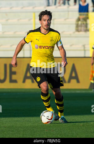 Dubai, Vereinigte Arabische Emirate. 15. Januar 2016. Der Dortmunder Mats Hummels in Aktion während des Test-Matches zwischen Jeonbuk Hyundai Motors FC vs. Borussia Dortmund im Zabeel Stadion in Dubai, Vereinigte Arabische Emirate, 15. Januar 2016. Foto: Guido Kirchner/Dpa/Alamy Live News Stockfoto