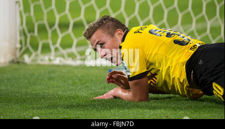 Dubai, Vereinigte Arabische Emirate. 15. Januar 2016. Dortmunder Felix Passlack in Aktion während des Test-Matches zwischen Jeonbuk Hyundai Motors FC vs. Borussia Dortmund im Zabeel Stadion in Dubai, Vereinigte Arabische Emirate, 15. Januar 2016. Foto: Guido Kirchner/Dpa/Alamy Live News Stockfoto