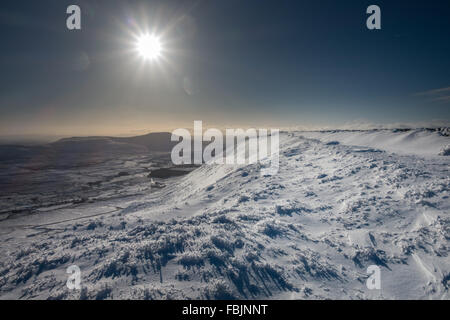Einen sonnigen Wintertag auf dem Gipfel Grat Whernside Blick über Ingleborough, Yorkshire Dales, UK Stockfoto