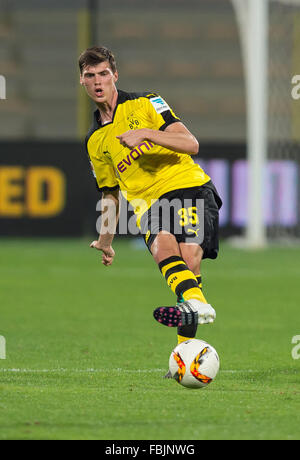 Dubai, Vereinigte Arabische Emirate. 15. Januar 2016. Dortmunder Pascal Stenzel mit dem Ball während das Testspiel zwischen Jeonbuk Hyundai Motors FC vs. Borussia Dortmund im Zabeel Stadion in Dubai, Vereinigte Arabische Emirate, 15. Januar 2016. Foto: Guido Kirchner/Dpa/Alamy Live News Stockfoto