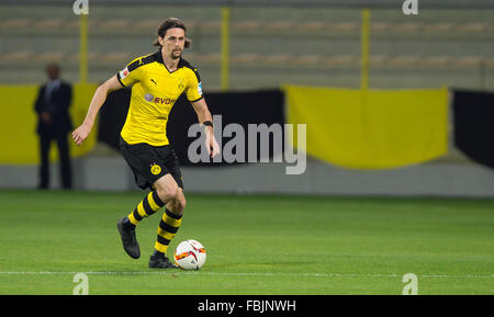 Dubai, Vereinigte Arabische Emirate. 15. Januar 2016. Dortmunds Neven Subotic mit dem Ball während das Testspiel zwischen Jeonbuk Hyundai Motors FC vs. Borussia Dortmund im Zabeel Stadion in Dubai, Vereinigte Arabische Emirate, 15. Januar 2016. Foto: Guido Kirchner/Dpa/Alamy Live News Stockfoto